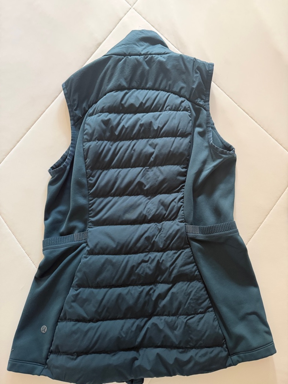 Lululemon down for it all vest - size 8 - Picture 3 of 3